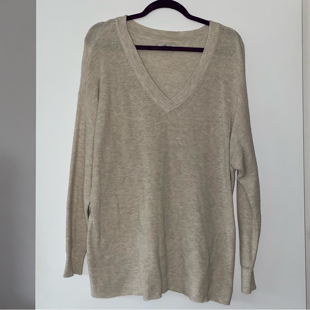 NWOT American Eagle Oatmeal Cream Heather lightweight knit v-neck sweater